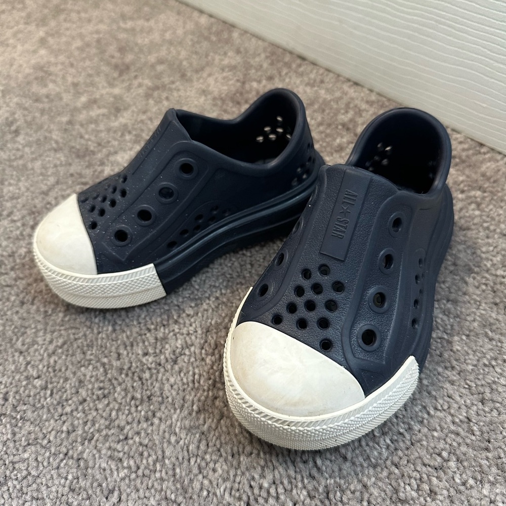 Toddler 7c converse shoes